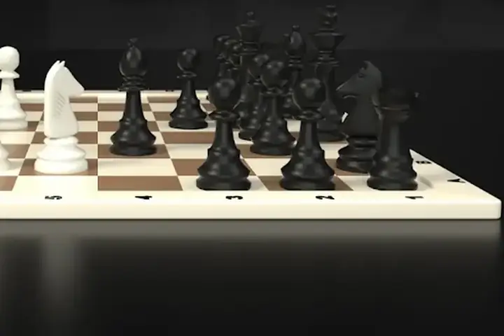 Σκακιέρα με λευκά και μαύρα κομμάτια στην αρχική θέση